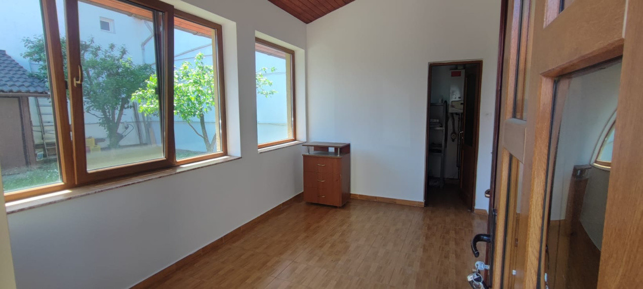 Casă de închiriat – 2 dormitoare, 100 mp utili + curte 220 mp, garaj, filigorie