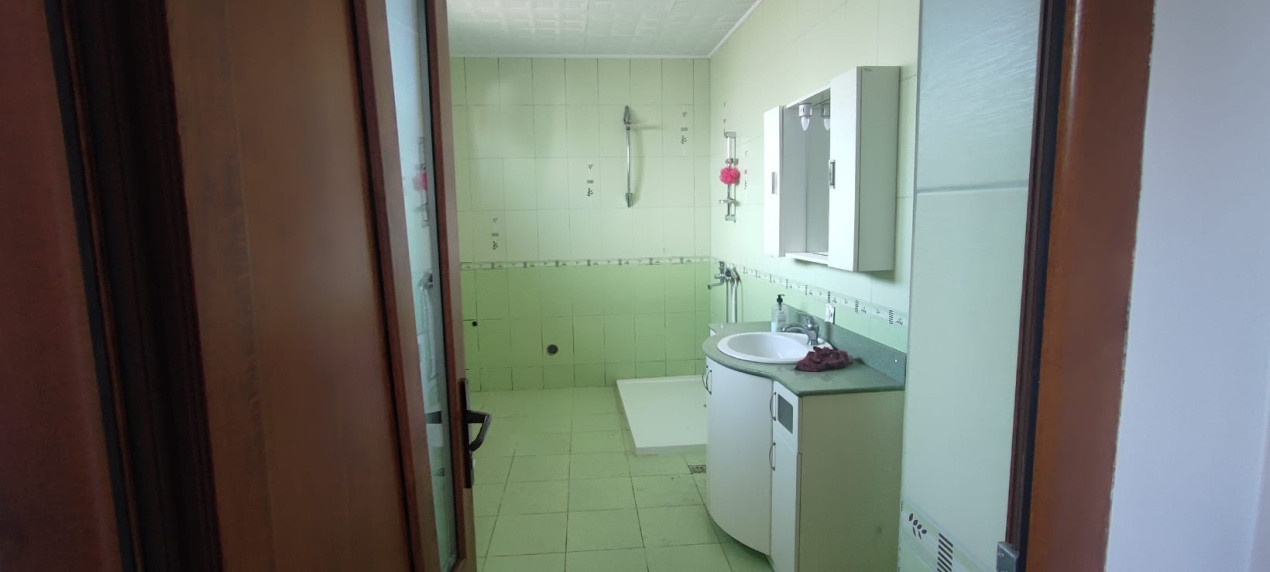 Casă de închiriat – 2 dormitoare, 100 mp utili + curte 220 mp, garaj, filigorie