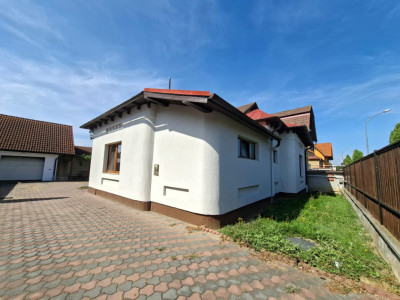 Casă de închiriat – 2 dormitoare, 100 mp utili + curte 220 mp, garaj, filigorie