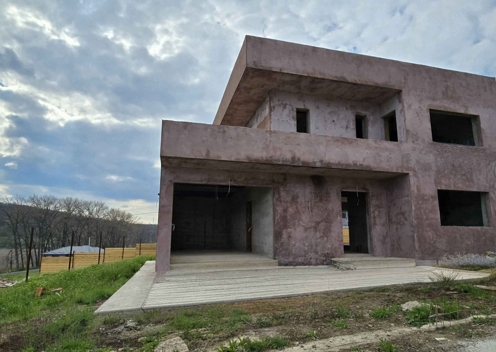 Casă parter + etaj în Valea Adâncă