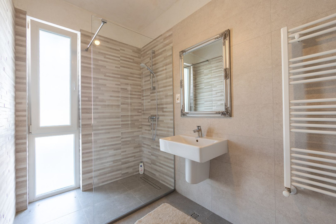Penthouse 4 camere cu terasa generoasa si garaj subteran , zona Coresi