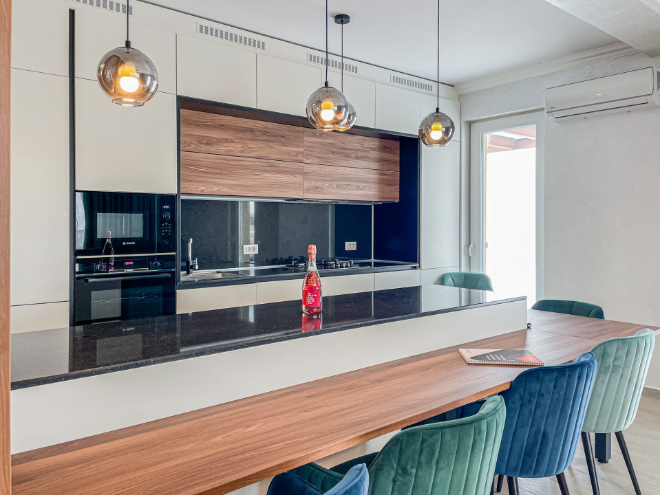 Penthouse 4 camere cu terasa generoasa si garaj subteran , zona Coresi