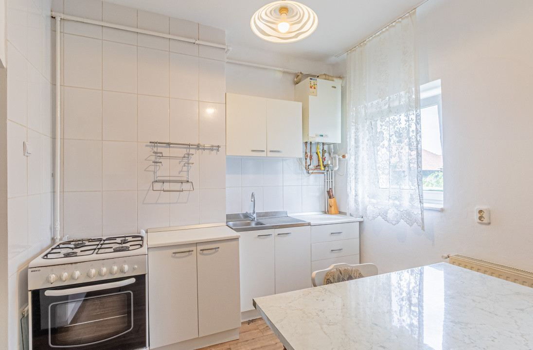 Apartament la etajul 1, mobilat si utilat, zona pieței din Tractorul