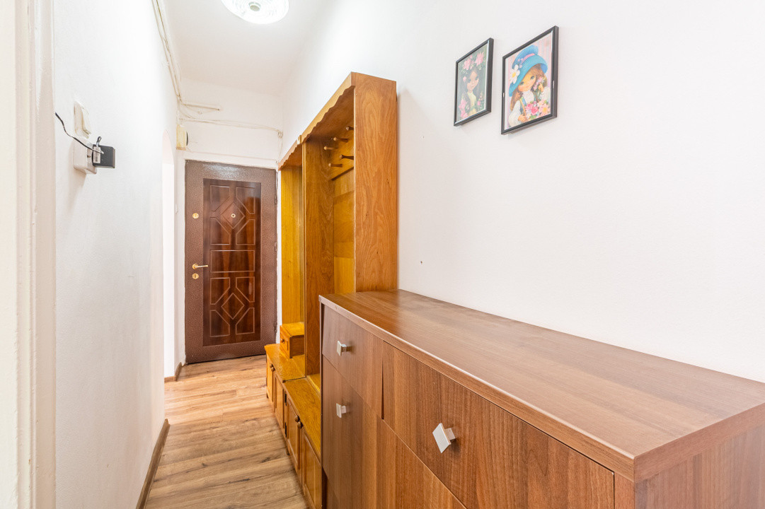 Apartament la etajul 1, mobilat si utilat, zona pieței din Tractorul
