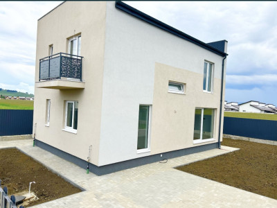 Vând casă individuală cu 3 dormitoare, Sanpetru, utilități, proprietar