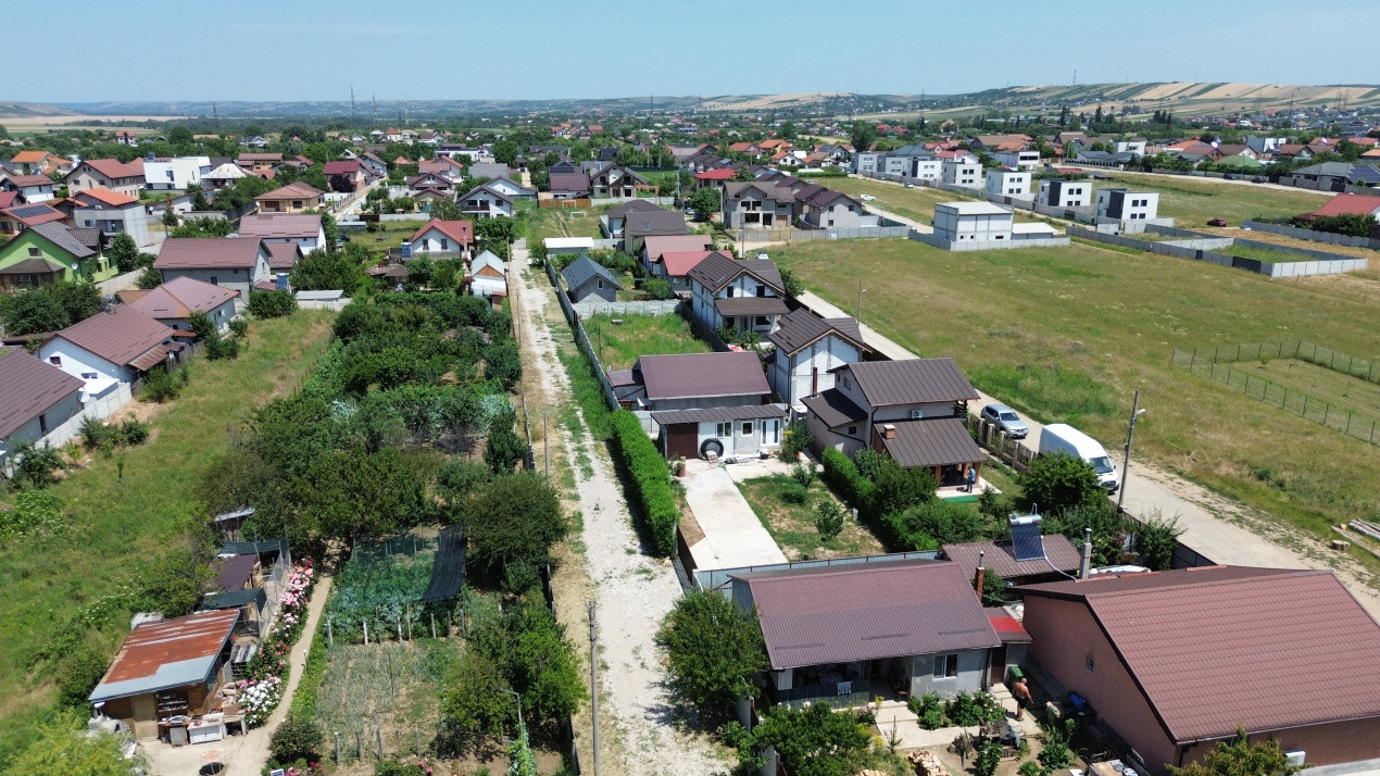 Teren Albesti,, deschidere 26 mp, intre case, imprejmuit- 340 mp