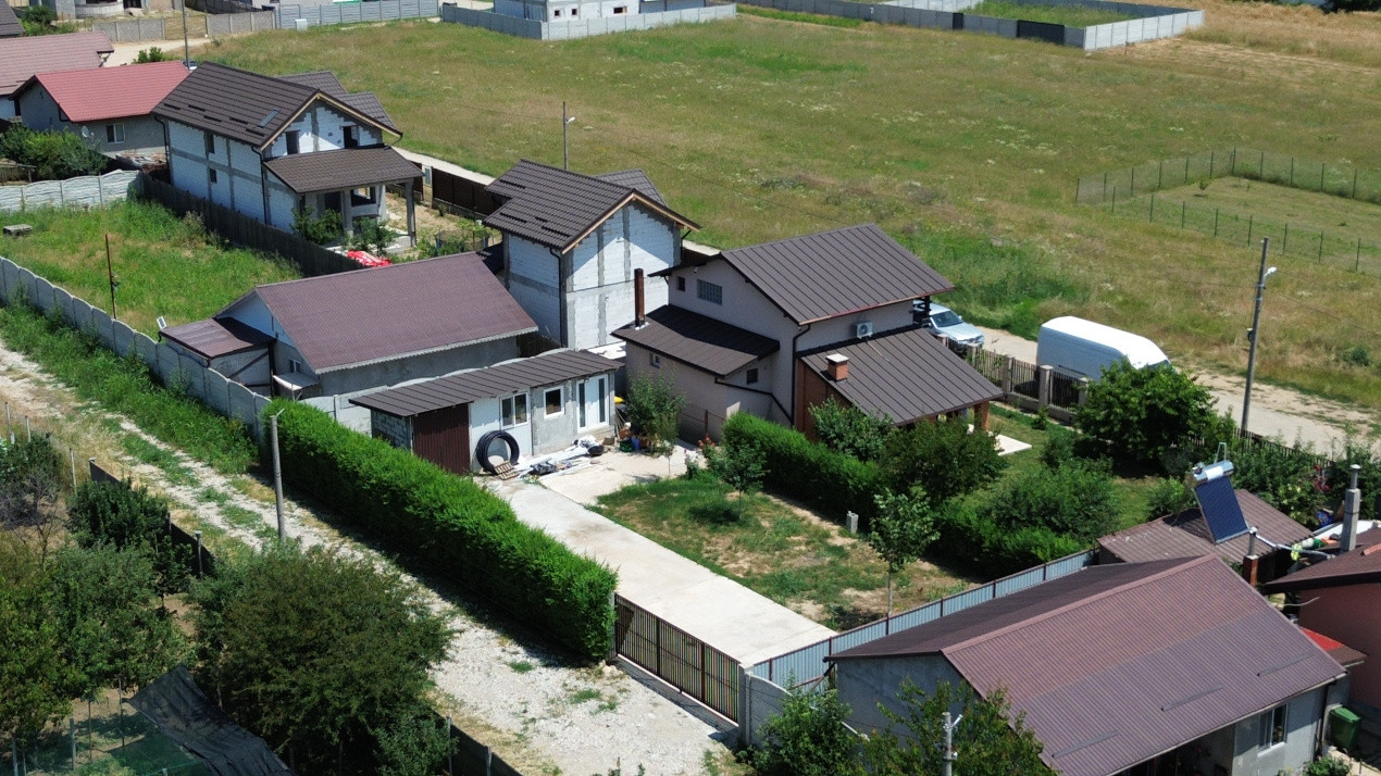 Teren Albesti,, deschidere 26 mp, intre case, imprejmuit- 340 mp