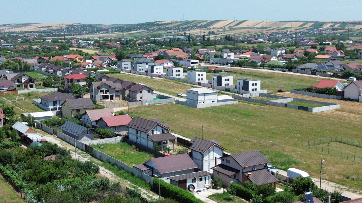 Teren Albesti,, deschidere 26 mp, intre case, imprejmuit- 340 mp