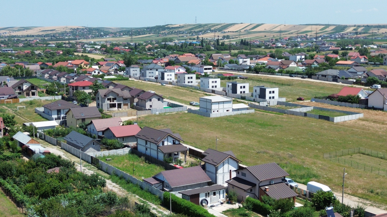 Teren Albesti,, deschidere 26 mp, intre case, imprejmuit- 340 mp