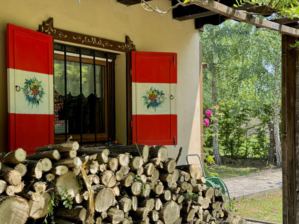 Cabana rustică de vis pe Valea Avrigului – un colț de rai în mijlocul naturii