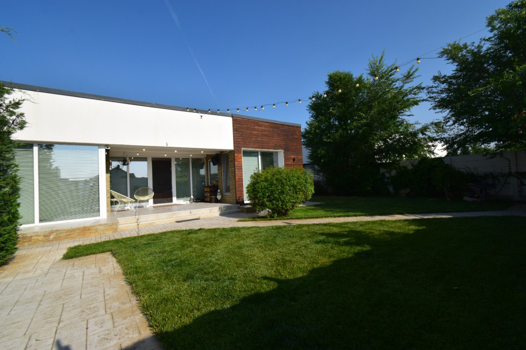Casa – Bijuterie Arhitecturala cu Panouri Solare si Pompa de Caldura