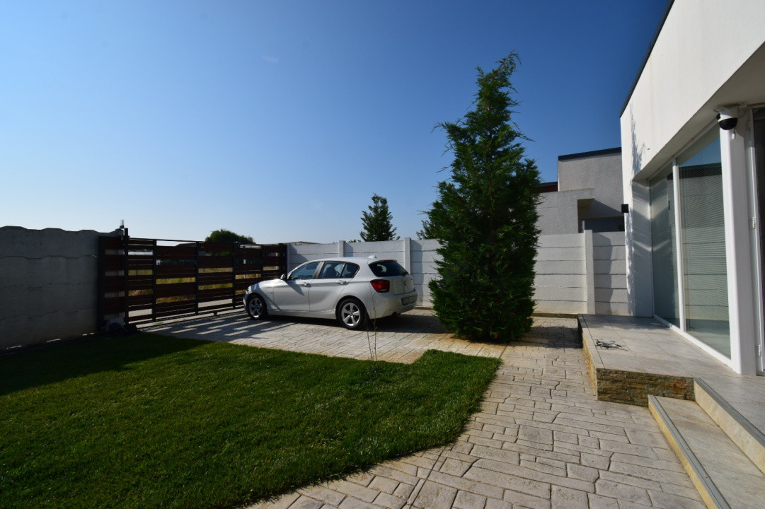 Casa – Bijuterie Arhitecturala cu Panouri Solare si Pompa de Caldura