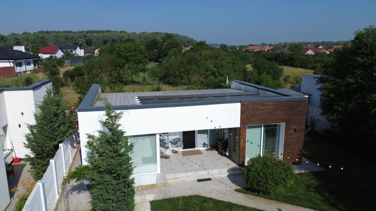 Casa – Bijuterie Arhitecturala cu Panouri Solare si Pompa de Caldura