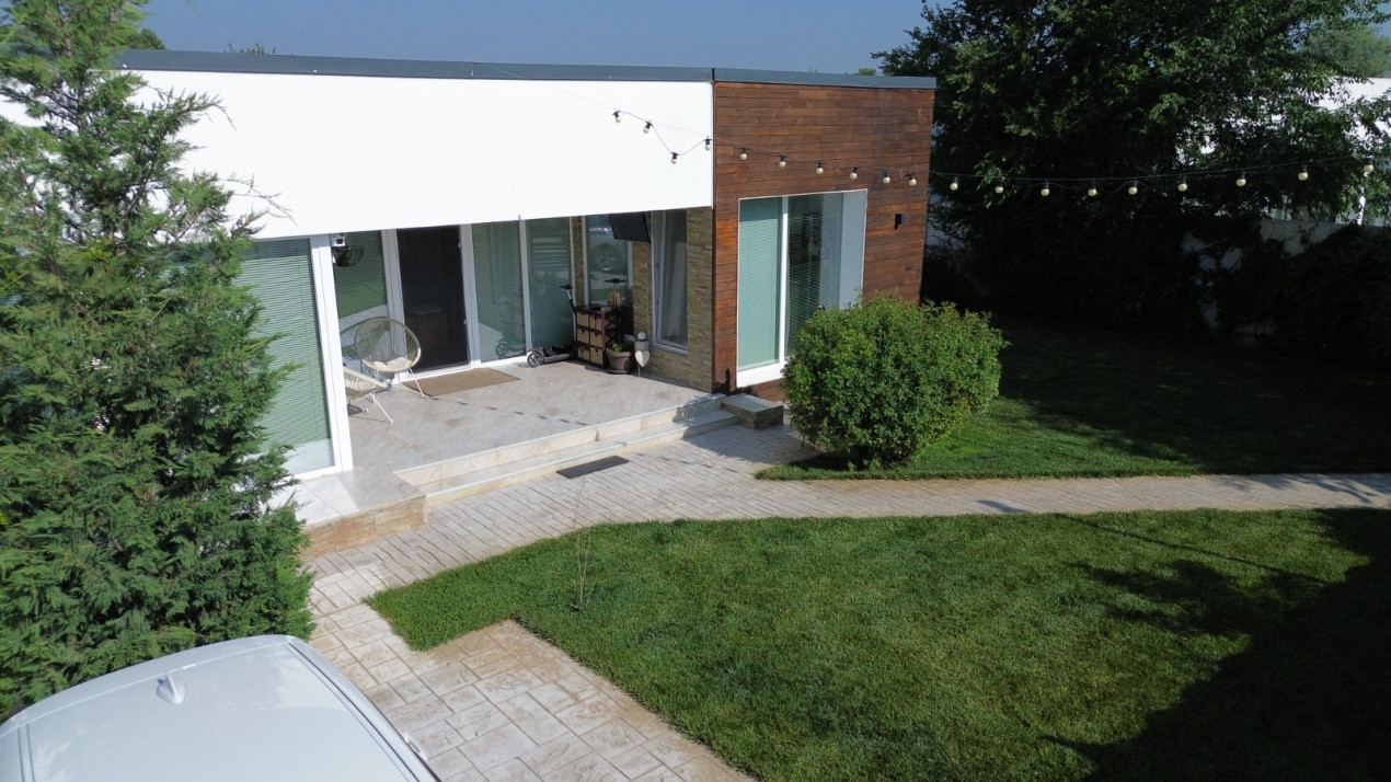 Casa – Bijuterie Arhitecturala cu Panouri Solare si Pompa de Caldura