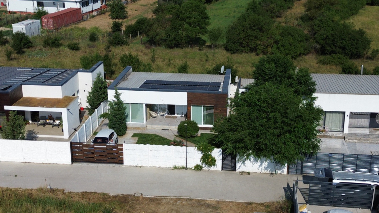 Casa – Bijuterie Arhitecturala cu Panouri Solare si Pompa de Caldura