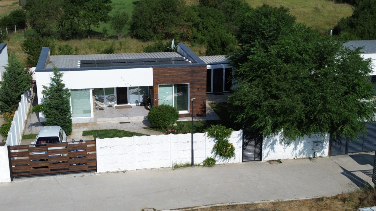 Casa – Bijuterie Arhitecturala cu Panouri Solare si Pompa de Caldura