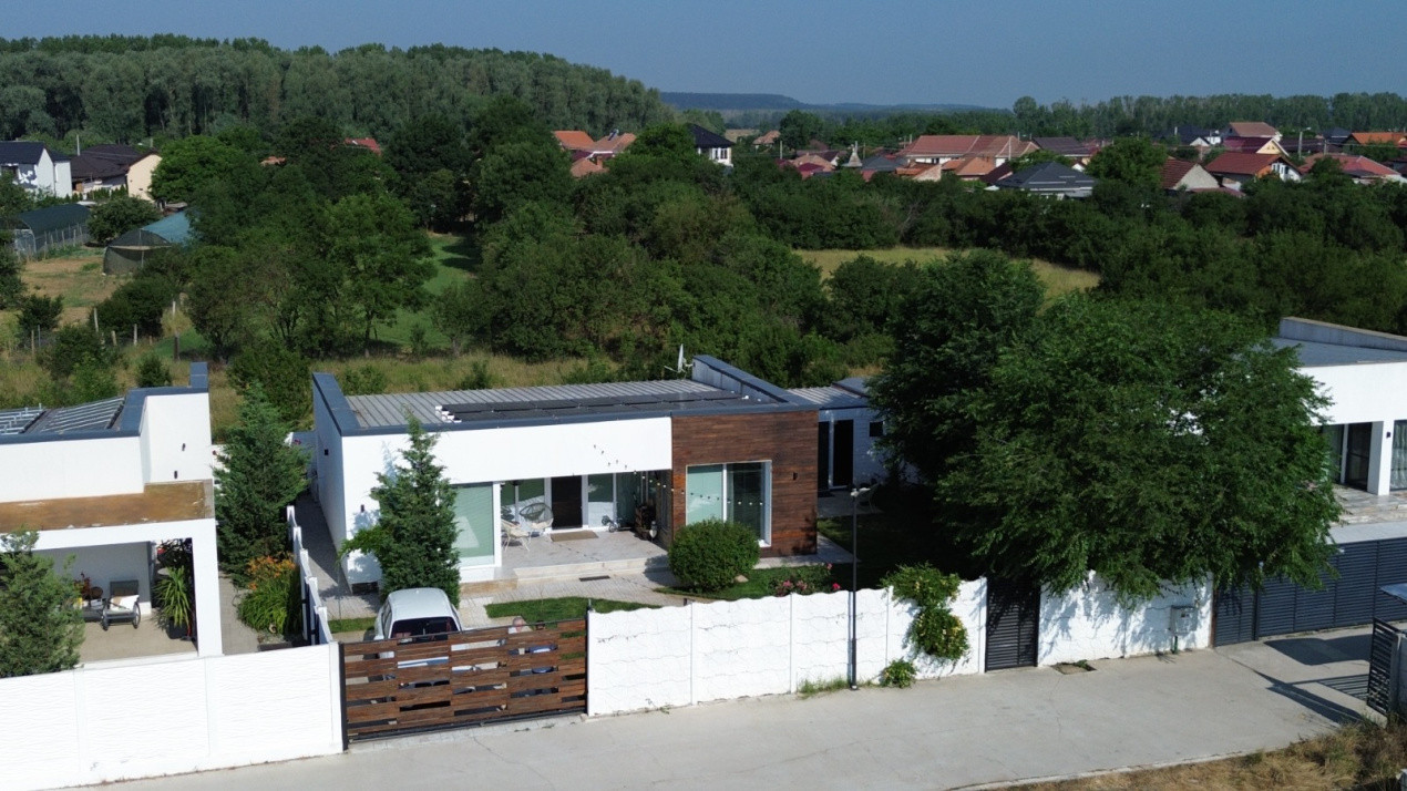 Casa – Bijuterie Arhitecturala cu Panouri Solare si Pompa de Caldura