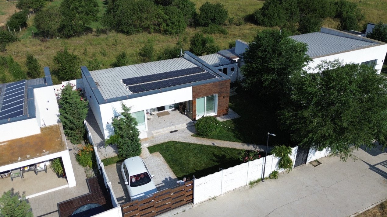Casa – Bijuterie Arhitecturala cu Panouri Solare si Pompa de Caldura