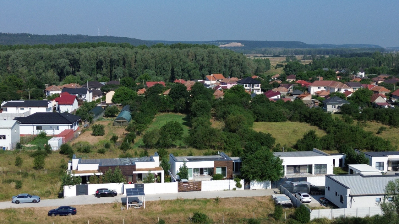 Casa – Bijuterie Arhitecturala cu Panouri Solare si Pompa de Caldura