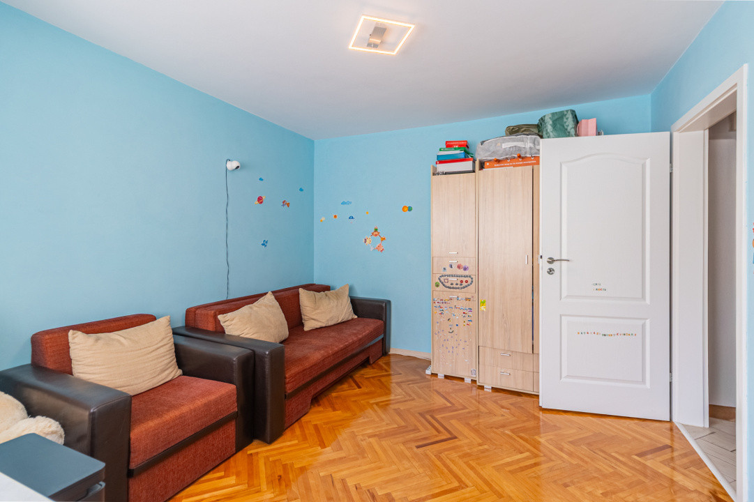 Vânzare apartament cu 3 camere, mobilat și utilat, strada Neptun