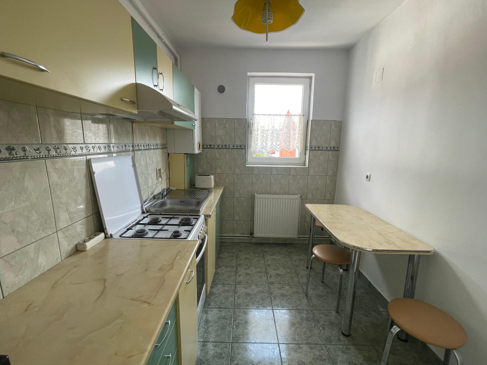 Apartament de închiriat, etaj intermediar, cu 2 camere decomandate si parcare!