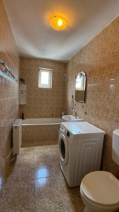 Apartament de închiriat, etaj intermediar, cu 2 camere decomandate si parcare!