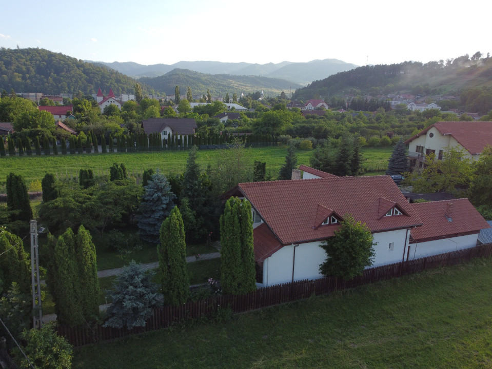Casă cu 10 camere de vânzare, potențial rezidențial/turistic, COMISION 0%