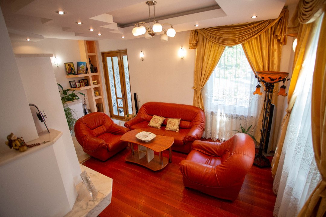 Casă cu 10 camere de vânzare, potențial rezidențial/turistic, COMISION 0%