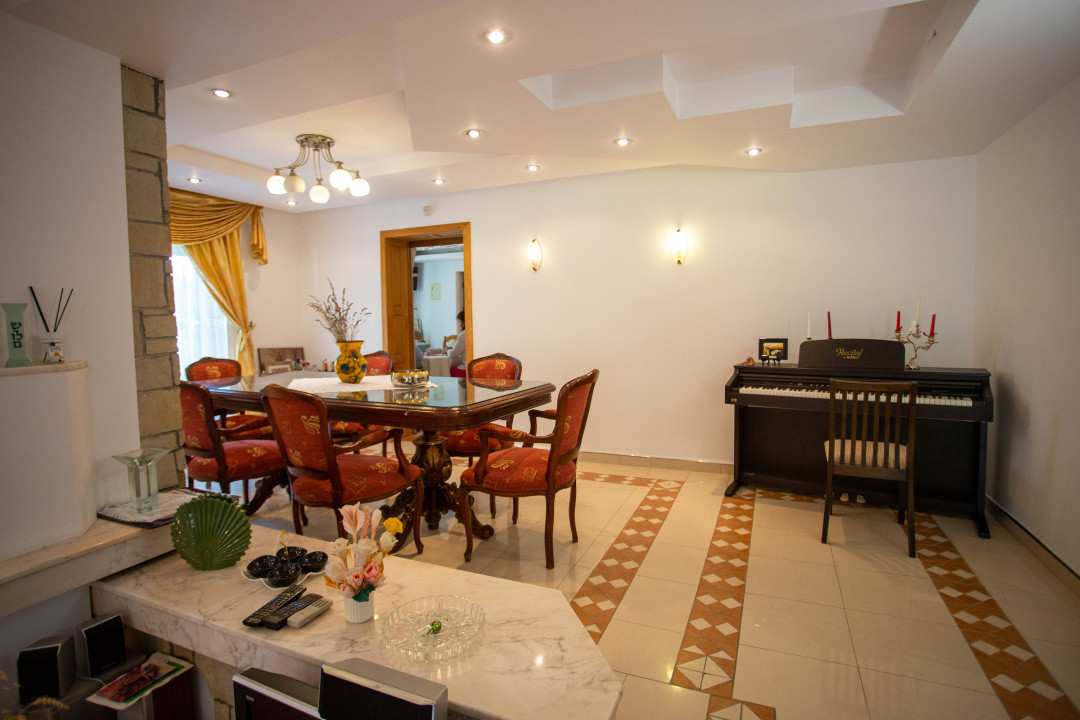 Casă cu 10 camere de vânzare, potențial rezidențial/turistic, COMISION 0%