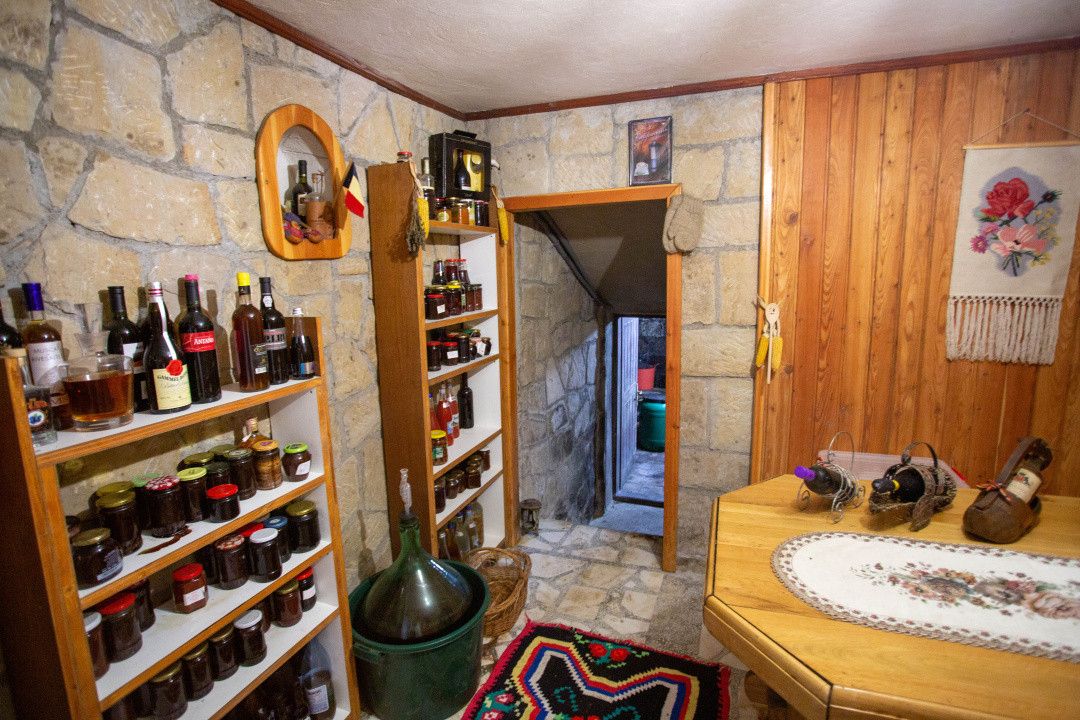 Casă cu 10 camere de vânzare, potențial rezidențial/turistic, COMISION 0%