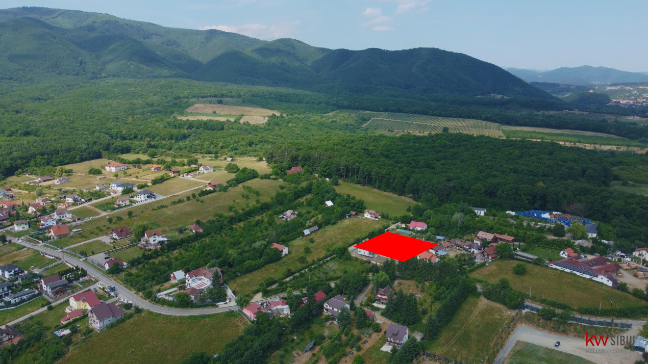 Teren intravilan 2000 mp - Tocile, vedere panoramică spre munte și pădure