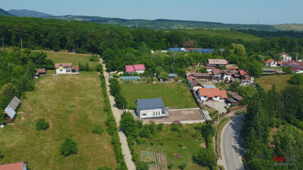 Teren intravilan 2000 mp - Tocile, vedere panoramică spre munte și pădure