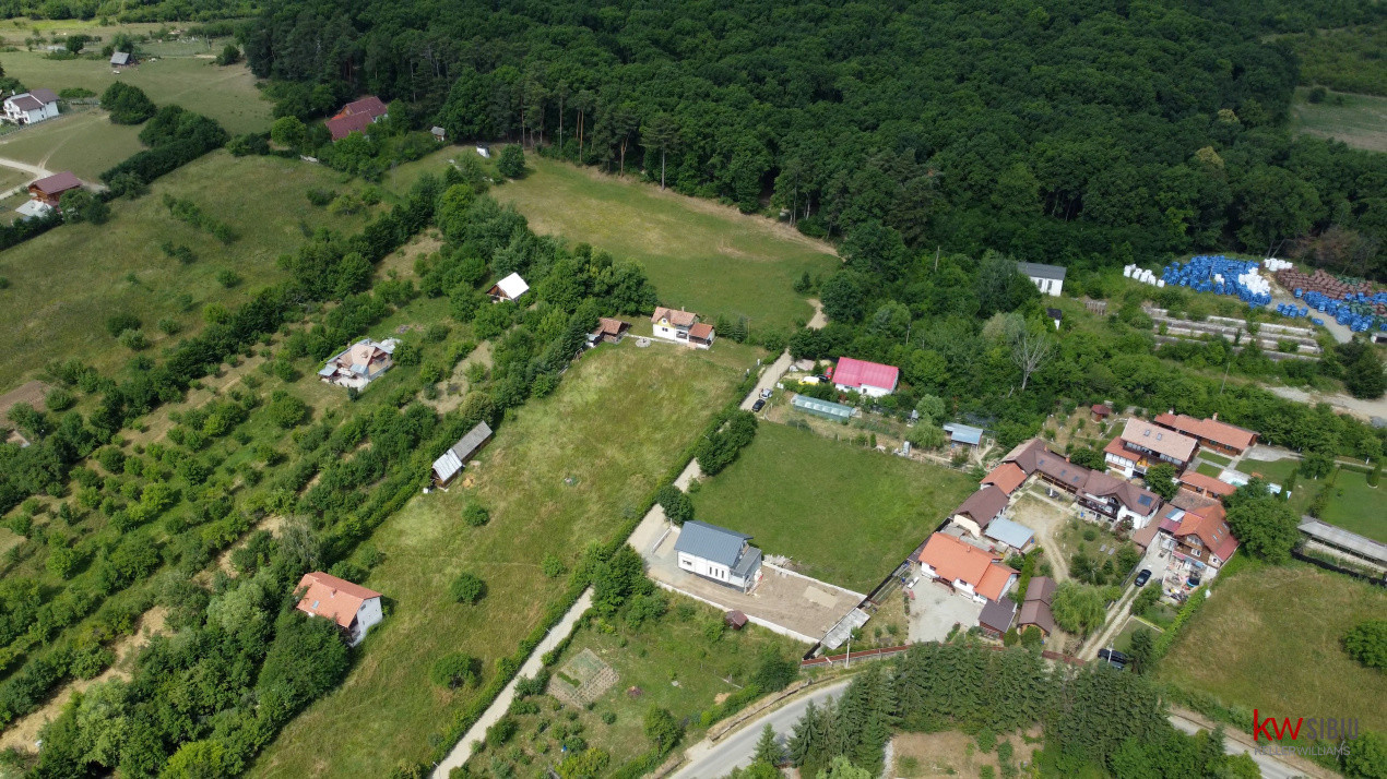 Teren intravilan 2000 mp - Tocile, vedere panoramică spre munte și pădure
