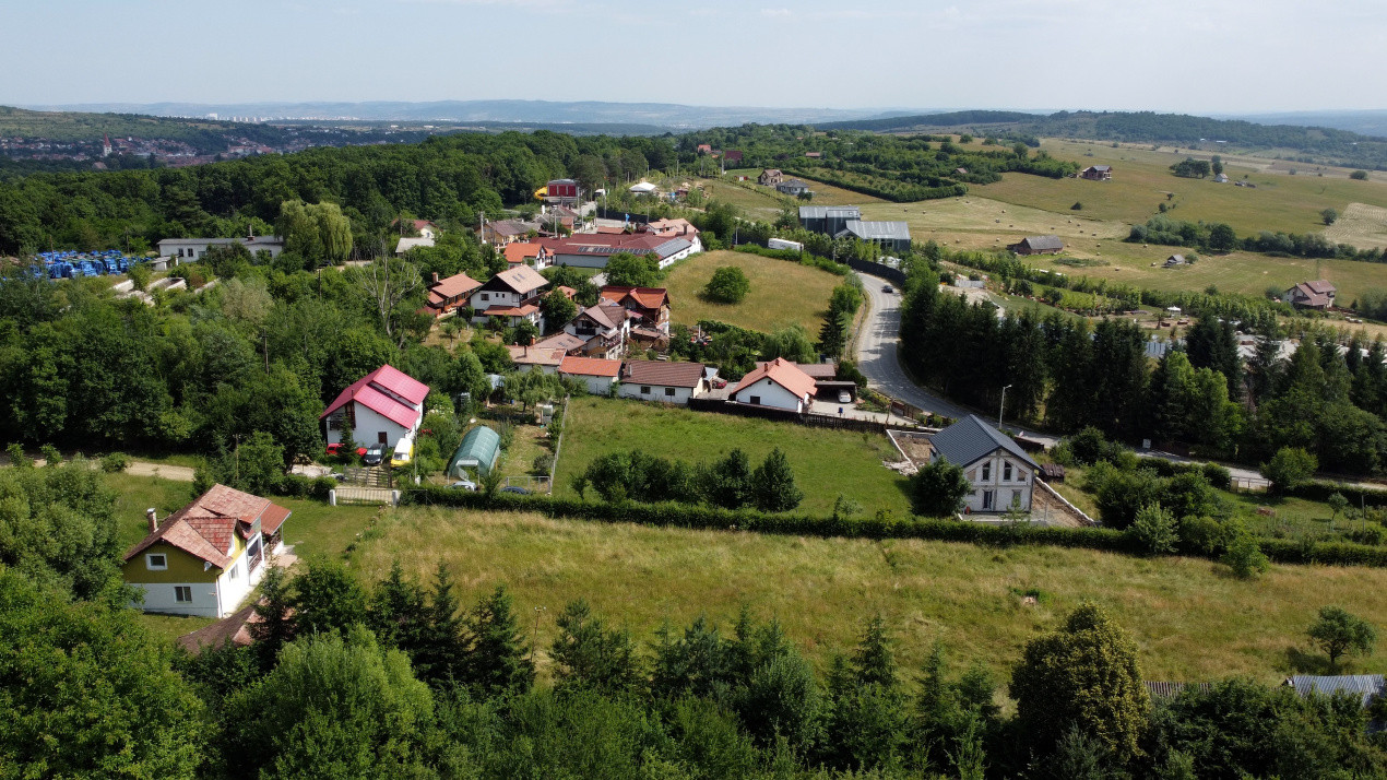 Teren intravilan 2000 mp - Tocile, vedere panoramică spre munte și pădure