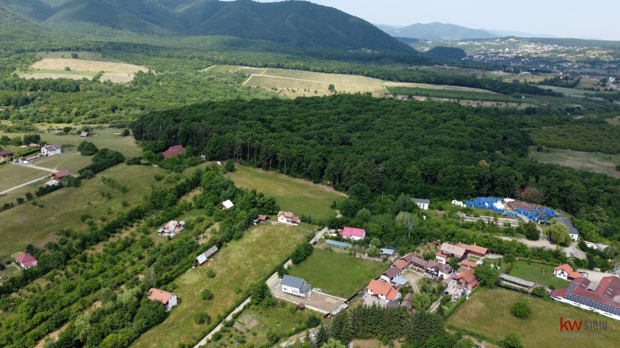 Teren intravilan 2000 mp - Tocile, vedere panoramică spre munte și pădure