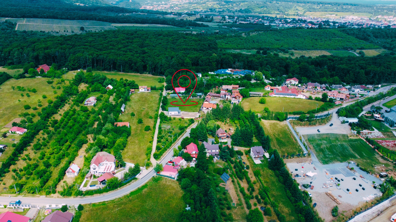 Teren intravilan 2000 mp - Tocile, vedere panoramică spre munte și pădure