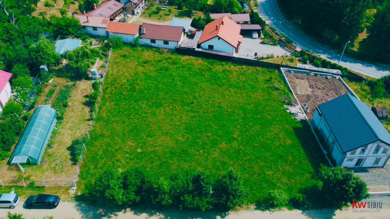 Teren intravilan 2000 mp - Tocile, vedere panoramică spre munte și pădure