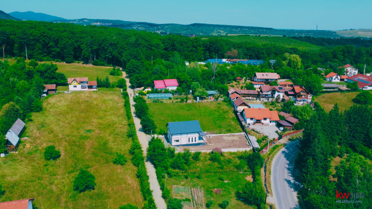 Teren intravilan 2000 mp - Tocile, vedere panoramică spre munte și pădure