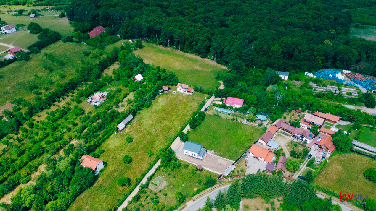 Teren intravilan 2000 mp - Tocile, vedere panoramică spre munte și pădure