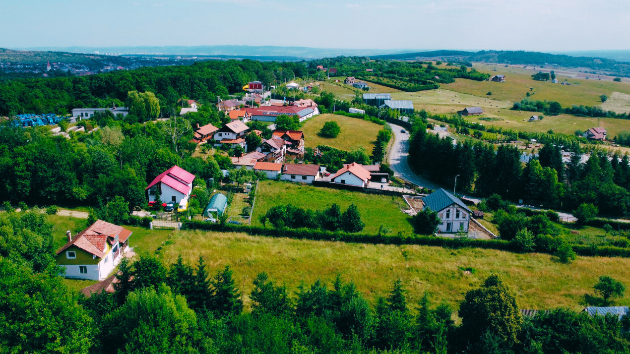 Teren intravilan 2000 mp - Tocile, vedere panoramică spre munte și pădure