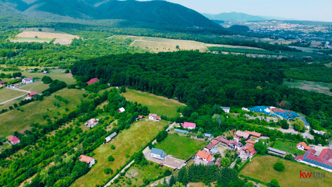 Teren intravilan 2000 mp - Tocile, vedere panoramică spre munte și pădure