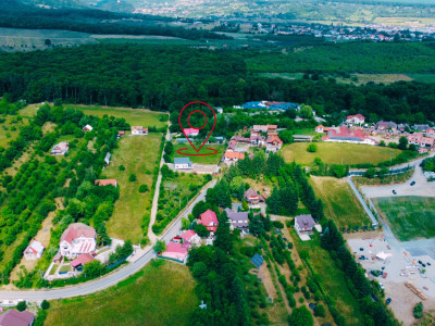 Teren intravilan 2000 mp - Tocile, vedere panoramică spre munte și pădure