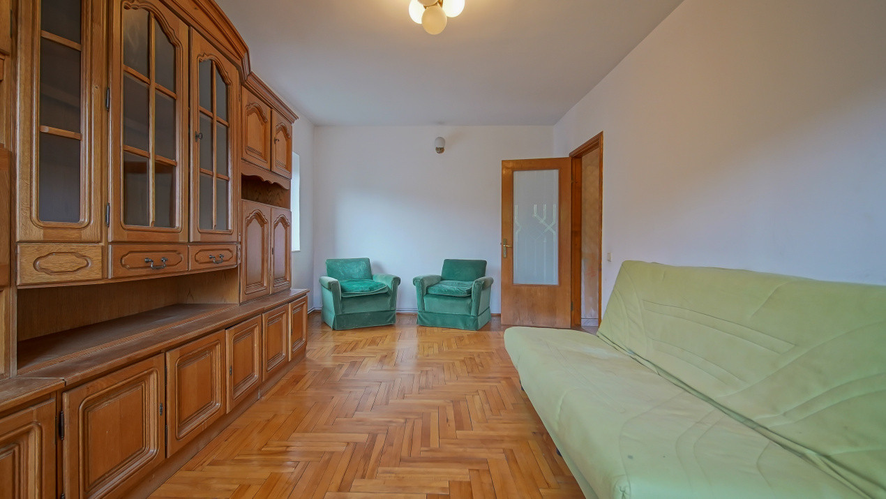 Vânzare apartament cu 3 camere, strada Pârâului, zona Răcădău