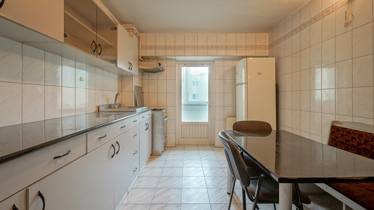 Vânzare apartament cu 3 camere, strada Pârâului, zona Răcădău
