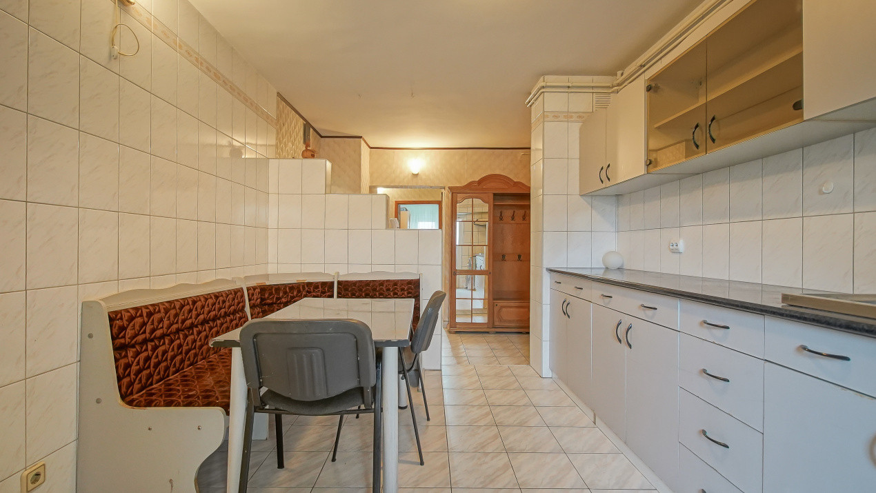 Vânzare apartament cu 3 camere, strada Pârâului, zona Răcădău