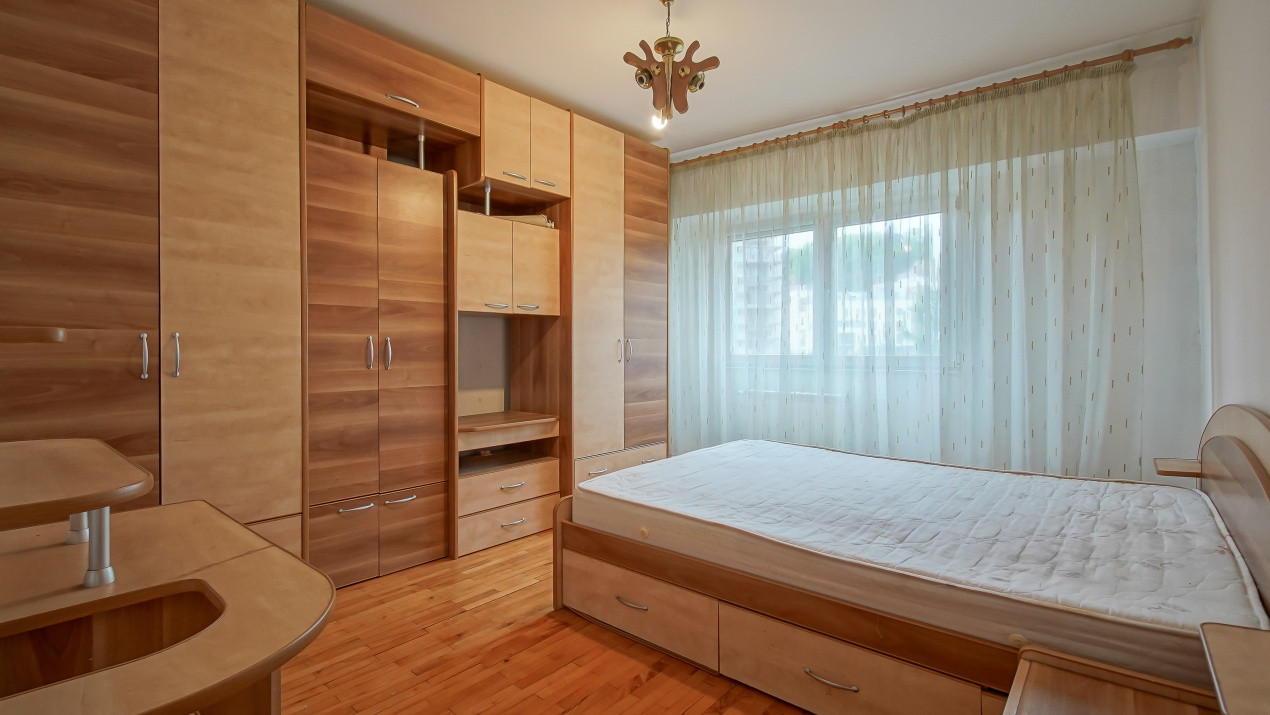Vânzare apartament cu 3 camere, strada Pârâului, zona Răcădău