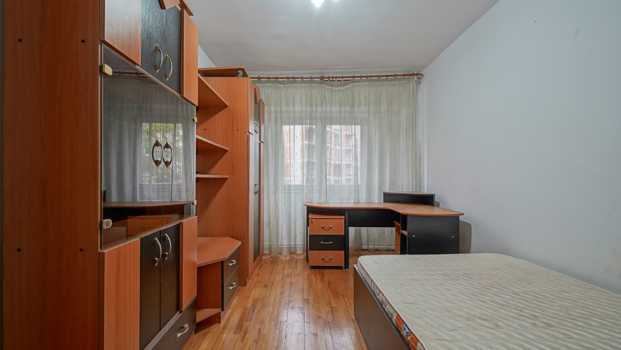 Vânzare apartament cu 3 camere, strada Pârâului, zona Răcădău