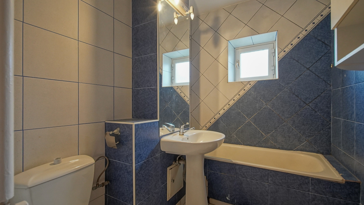 Vânzare apartament cu 3 camere, strada Pârâului, zona Răcădău