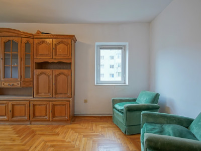 Vânzare apartament cu 3 camere, strada Pârâului, zona Răcădău