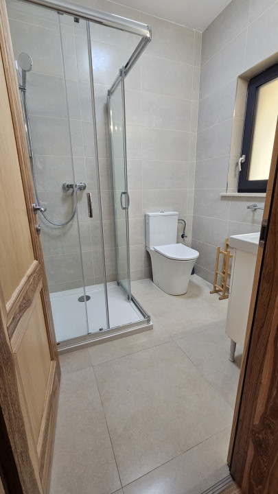 Casă modernă de închiriat, cu garaj generos – Tocile, Sadu